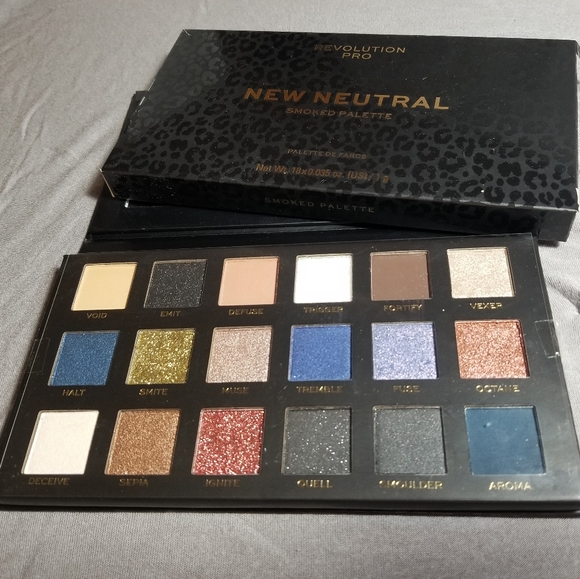 Revolution Pro New Neutrals Smoked Shadow Palette - Picture 5 of 5